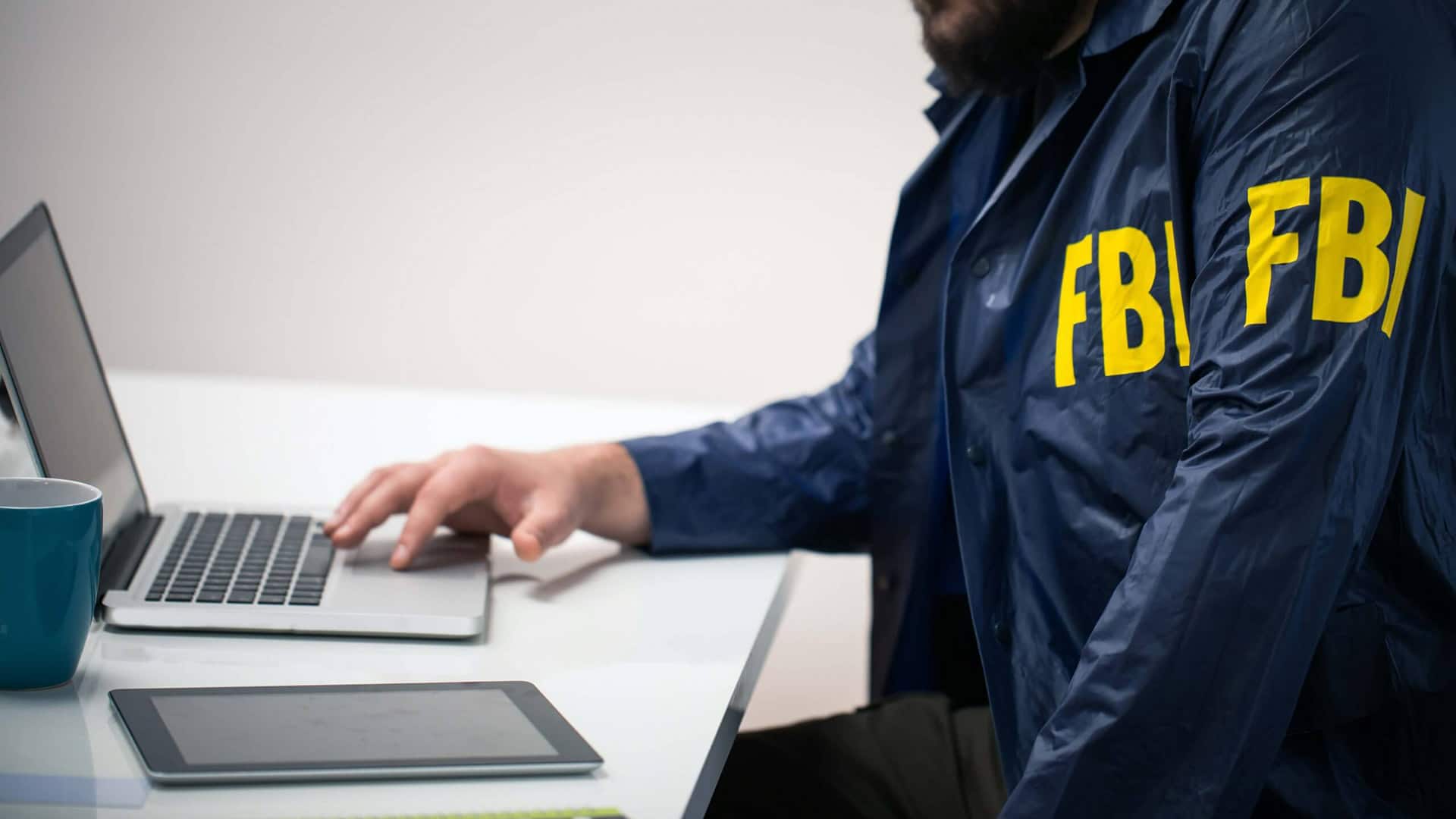 FBI همچنان برای باز کردن قفل آیفون ضارب فلوریدا تلاش می کند