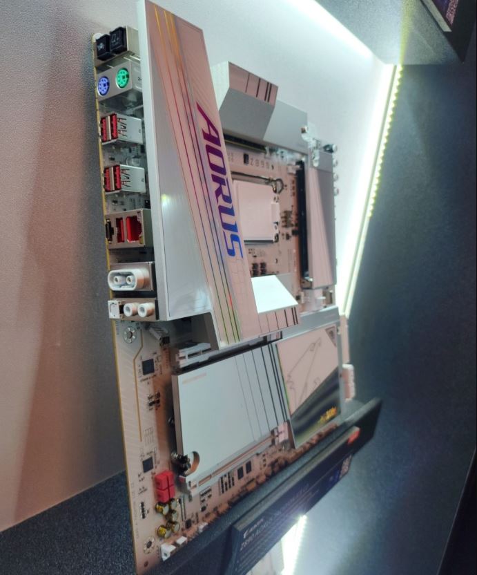 دومین نسخه مادربرد Z890 AORUS Tachyon ICE