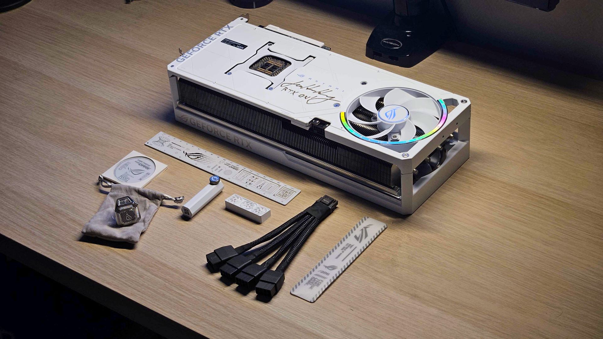 کارت گرافیک RTX 5090 امضاشده توسط جنسن هوانگ